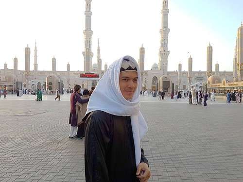 5 Penampilan Seleb Pria Saat Umroh Bikin Adem