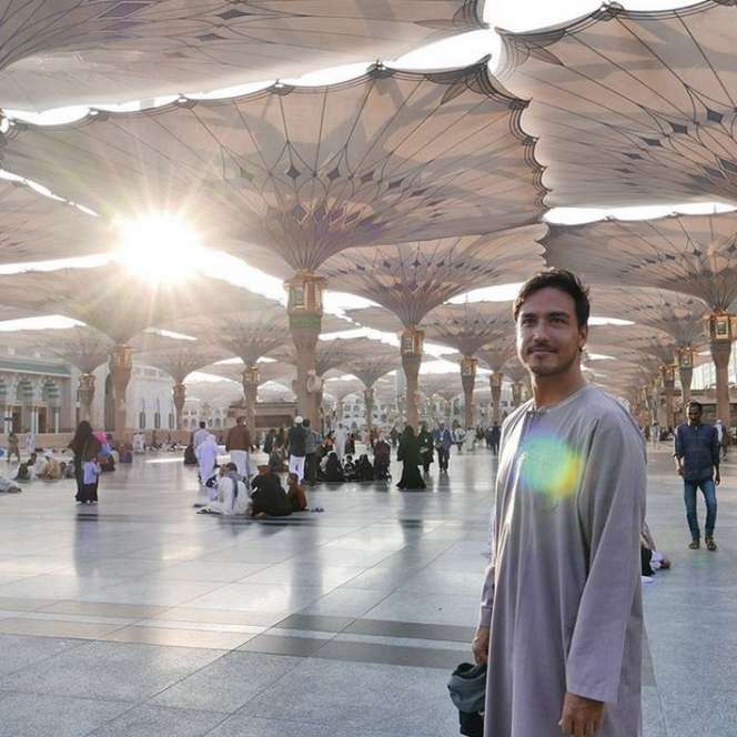 5 Penampilan Seleb Pria Saat Umroh Bikin Adem