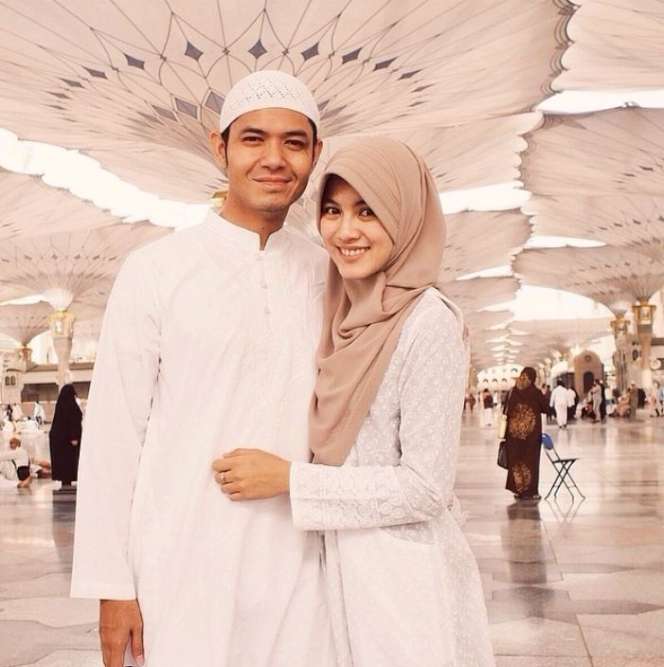 5 Penampilan Seleb Pria Saat Umroh Bikin Adem