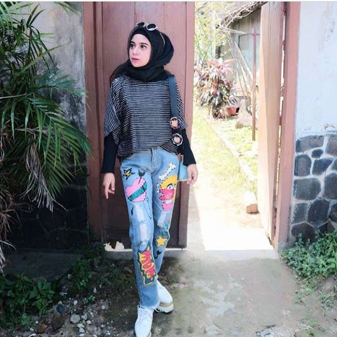 Tampil Kece, Ini Tips Pakai High Waist Jeans ala Hijabers