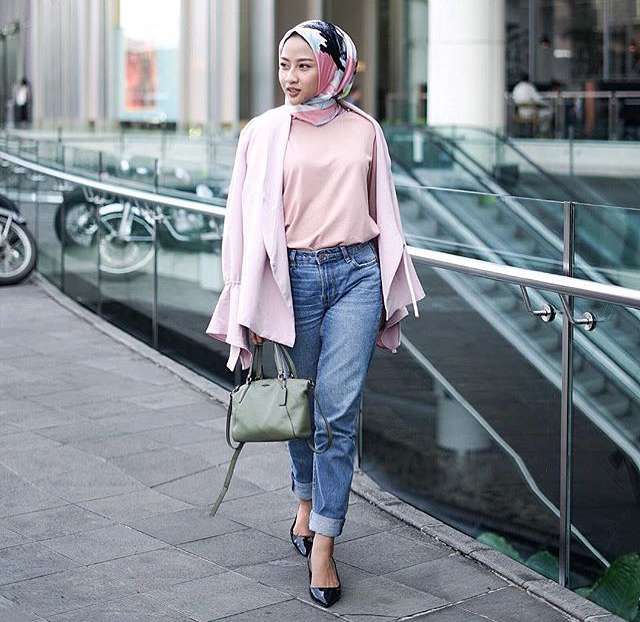 Tampil Kece, Ini Tips Pakai High Waist Jeans ala Hijabers