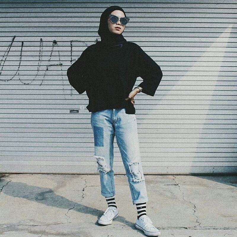 Tampil Kece, Ini Tips Pakai High Waist Jeans ala Hijabers