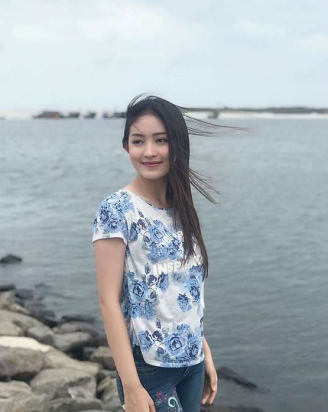 Gaya 7 Seleb Cantik Saat Pakai Kaus 