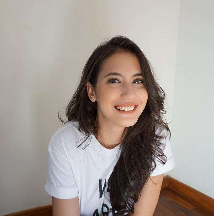 Gaya 7 Seleb Cantik Saat Pakai Kaus 