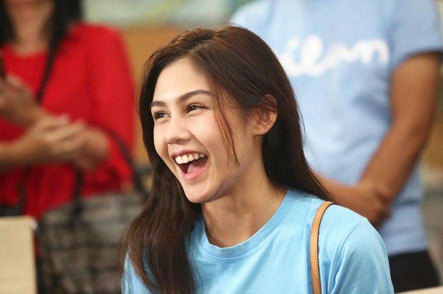 Gaya 7 Seleb Cantik Saat Pakai Kaus 