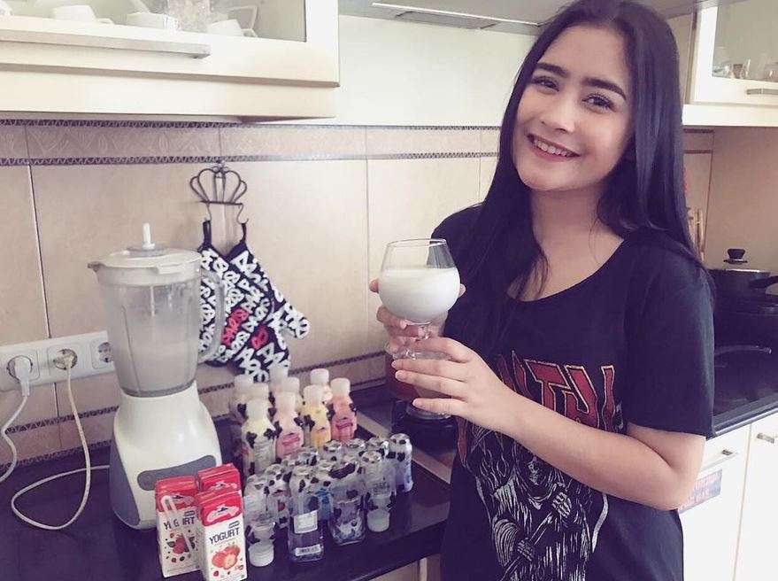 Gaya 7 Seleb Cantik Saat Pakai Kaus 