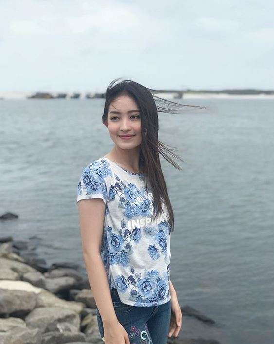Gaya 7 Seleb Cantik Saat Pakai Kaus 