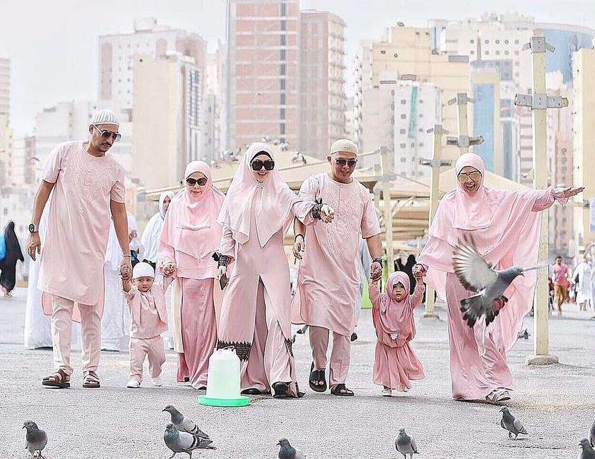 4 Seleb Ini Ajak Asisten Rumah Tangganya Umroh Bareng