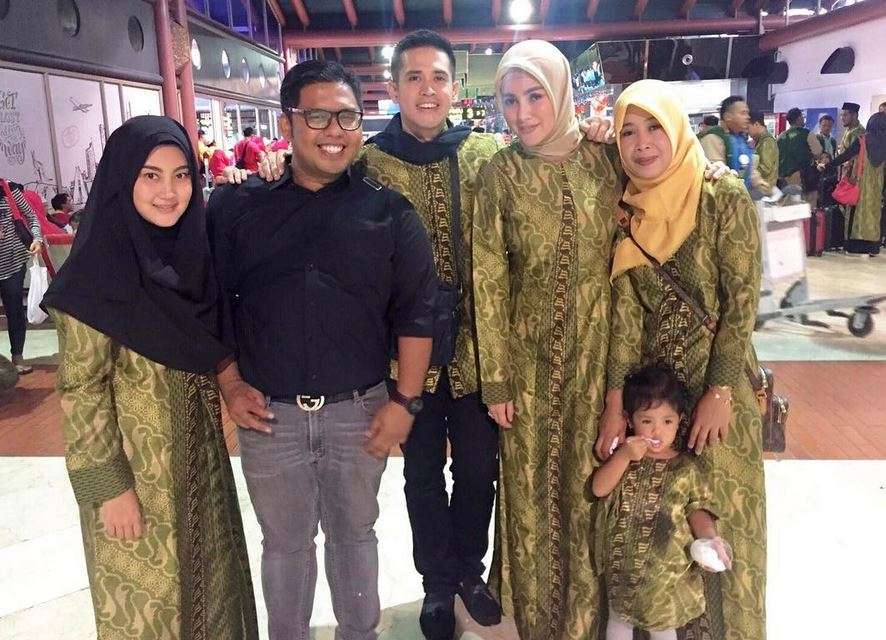 4 Seleb Ini Ajak Asisten Rumah Tangganya Umroh Bareng