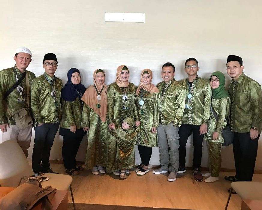 4 Seleb Ini Ajak Asisten Rumah Tangganya Umroh Bareng