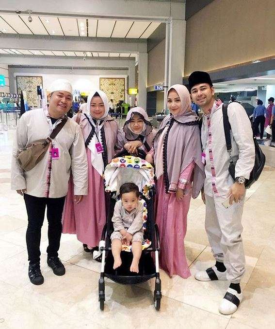 4 Seleb Ini Ajak Asisten Rumah Tangganya Umroh Bareng