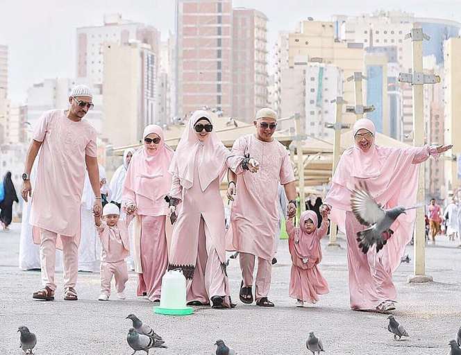 4 Seleb Ini Ajak Asisten Rumah Tangganya Umroh Bareng