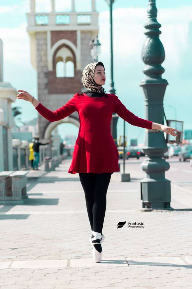 Balerina Berhijab Asal Mesir Ini Menari di Jalanan