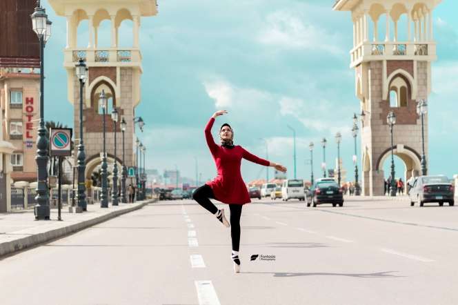 Balerina Berhijab Asal Mesir Ini Menari di Jalanan
