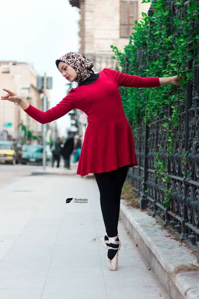 Balerina Berhijab Asal Mesir Ini Menari di Jalanan