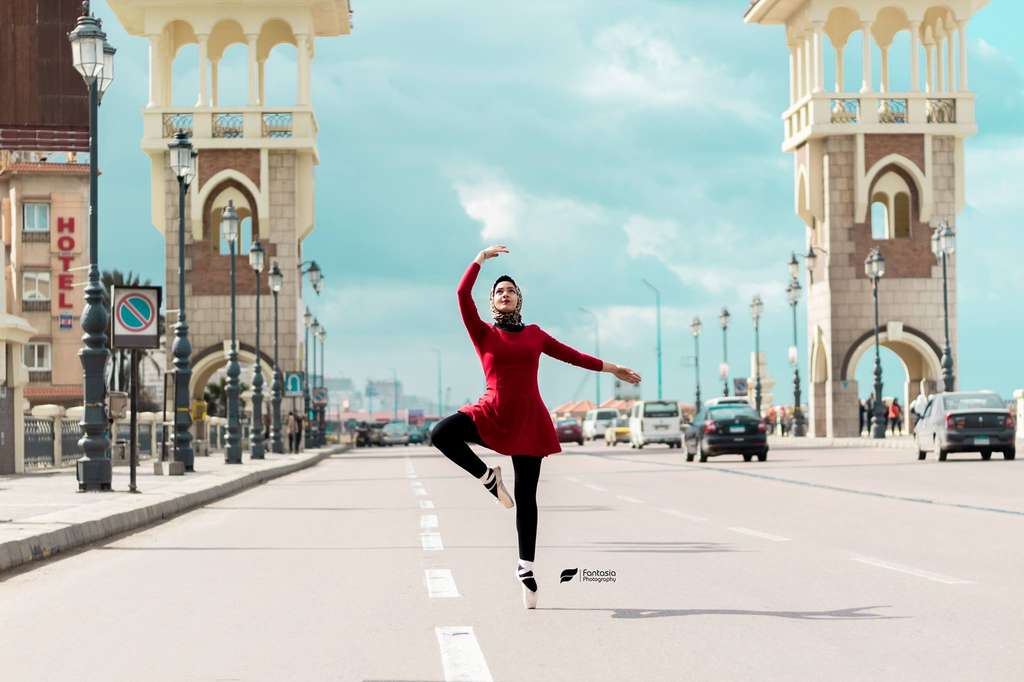 Balerina Berhijab Asal Mesir Ini Menari di Jalanan
