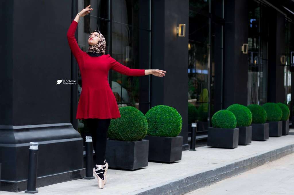 Balerina Berhijab Asal Mesir Ini Menari di Jalanan