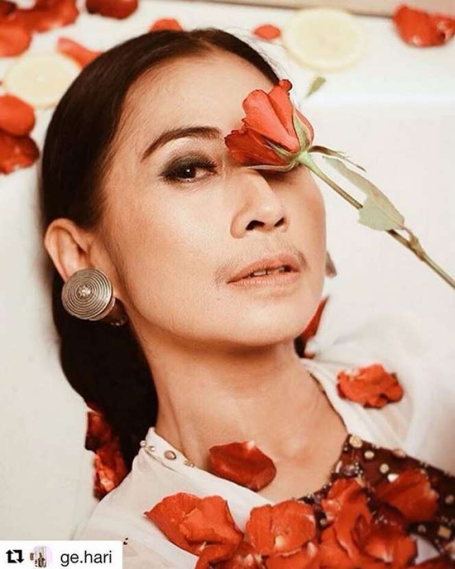 Demi Awet Muda, 4 Seleb Ini Pernah Makan Bunga