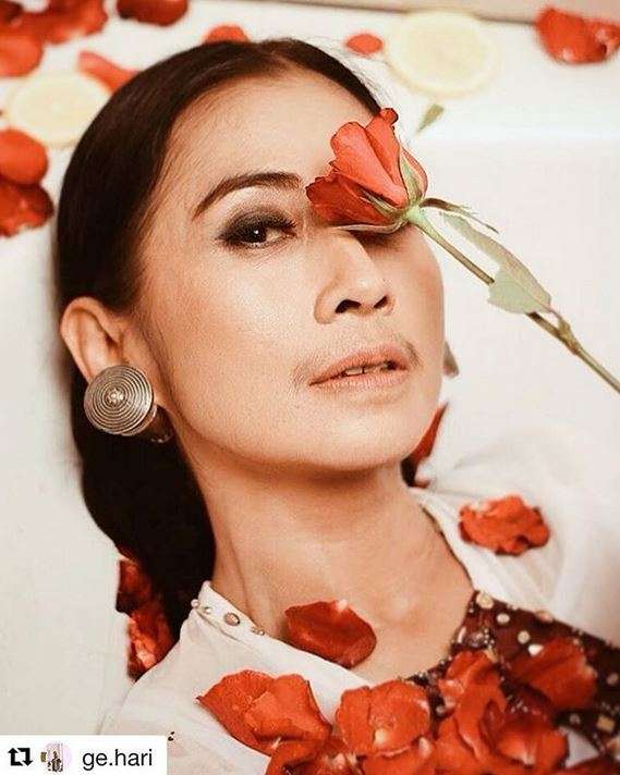 Demi Awet Muda, 4 Seleb Ini Pernah Makan Bunga