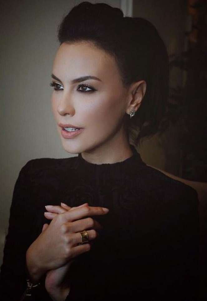 Pakai Busana Serba Hitam, 5 Seleb Ini Terlihat Menawan