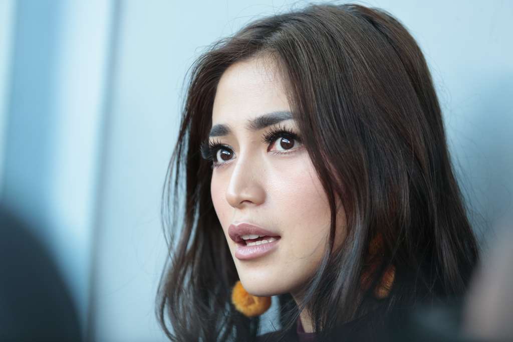6 Artis Cantik Ini Diam-diam Suka Kerokan