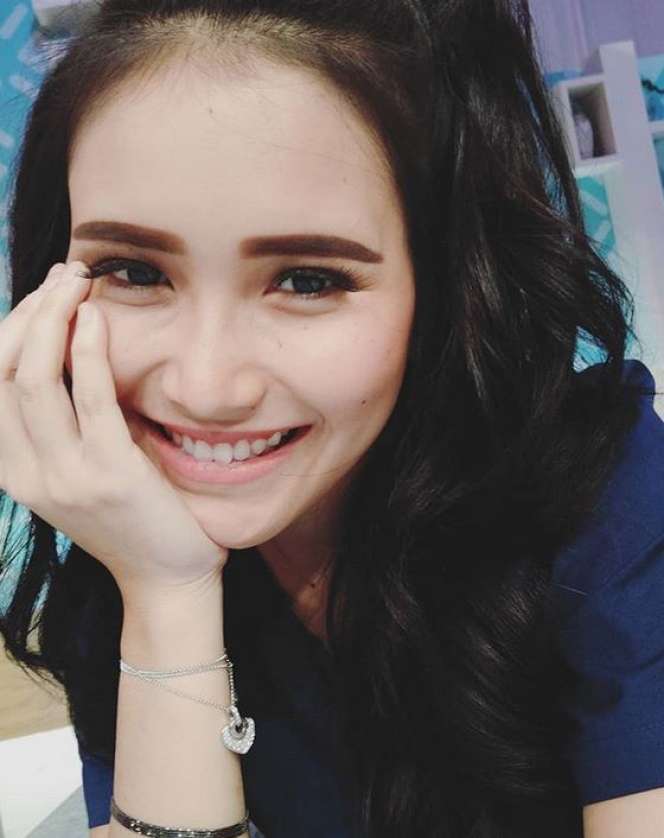 6 Artis Cantik Ini Diam-diam Suka Kerokan
