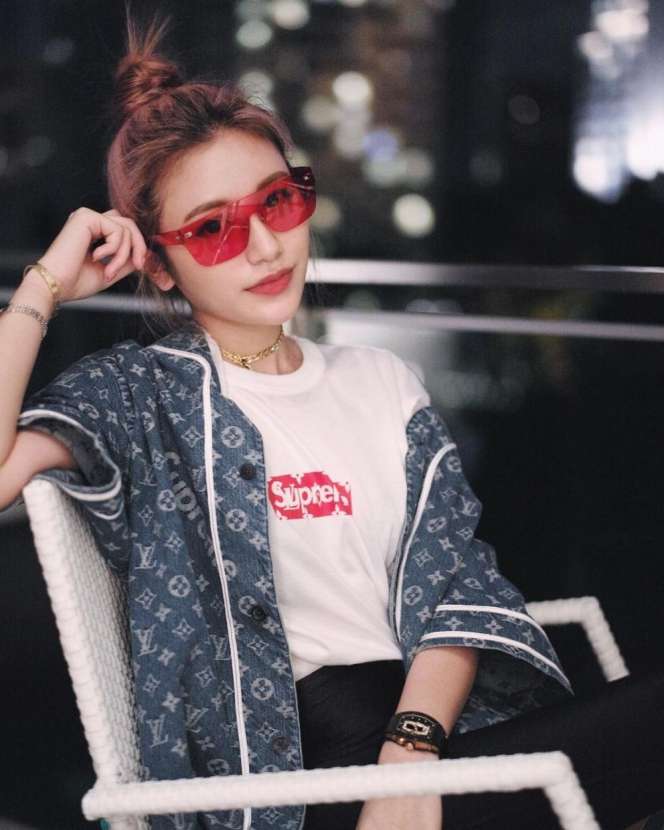 Calista Cuaca, Anak Konglomerat Indonesia yang Bergaya Glamor