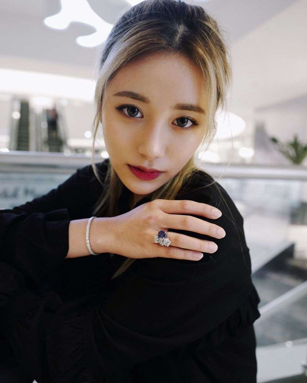 Calista Cuaca, Anak Konglomerat Indonesia yang Bergaya Glamor