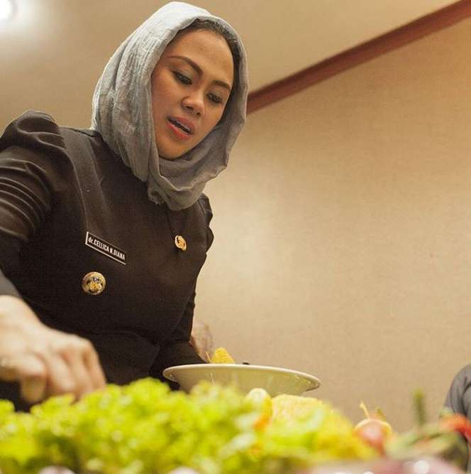 Gaya Hijab Tanpa Peniti ala Bupati Karawang