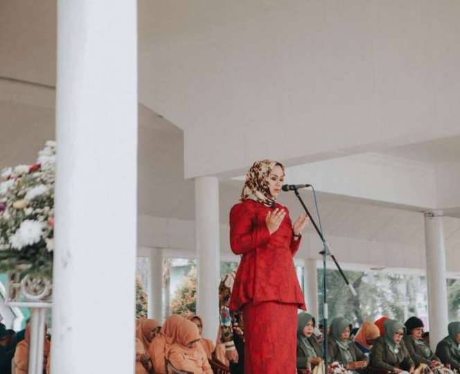 Gaya Hijab Tanpa Peniti ala Bupati Karawang