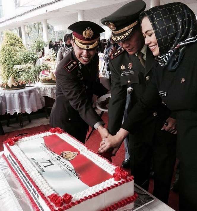 Gaya Hijab Tanpa Peniti ala Bupati Karawang