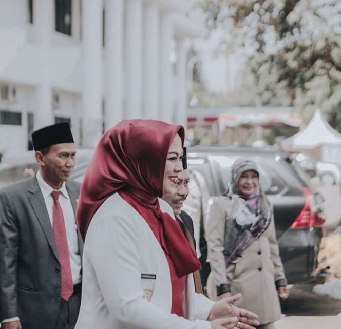 Gaya Hijab Tanpa Peniti ala Bupati Karawang