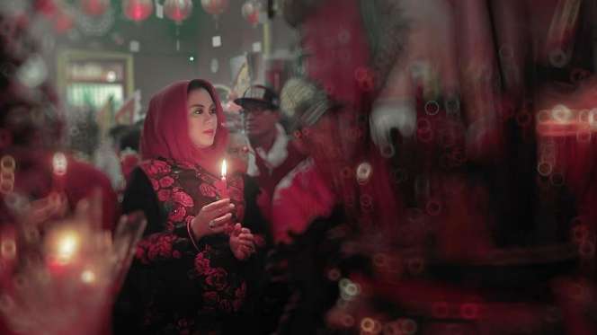 Gaya Hijab Tanpa Peniti ala Bupati Karawang