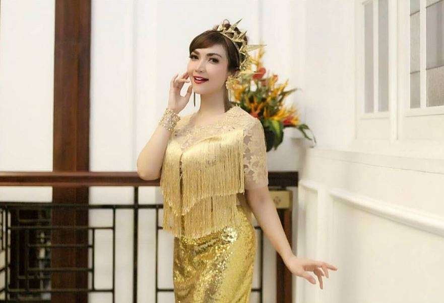 Roro Fitria dan Gaya Glamor Sampai Tradisionalnya