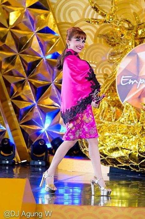 Roro Fitria dan Gaya Glamor Sampai Tradisionalnya