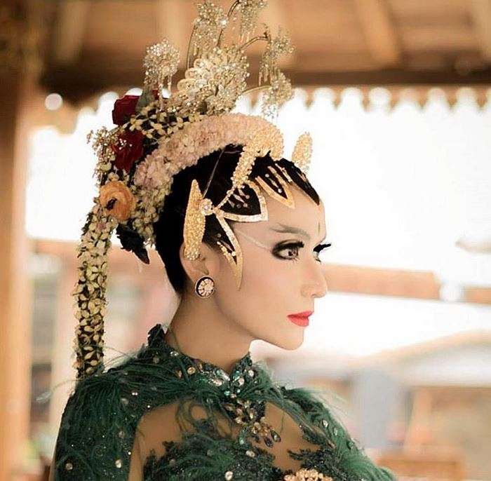 Roro Fitria dan Gaya Glamor Sampai Tradisionalnya