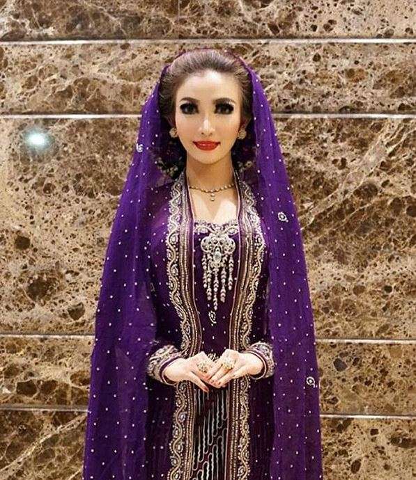 Roro Fitria dan Gaya Glamor Sampai Tradisionalnya