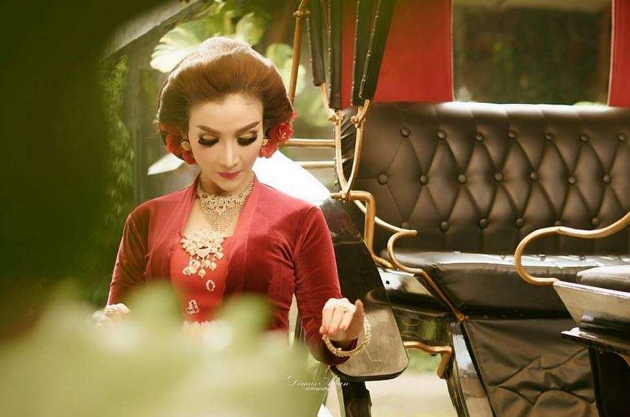 Roro Fitria dan Gaya Glamor Sampai Tradisionalnya