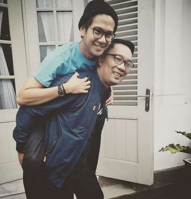 Seru! Potret Ridwan Kamil Bareng Artis