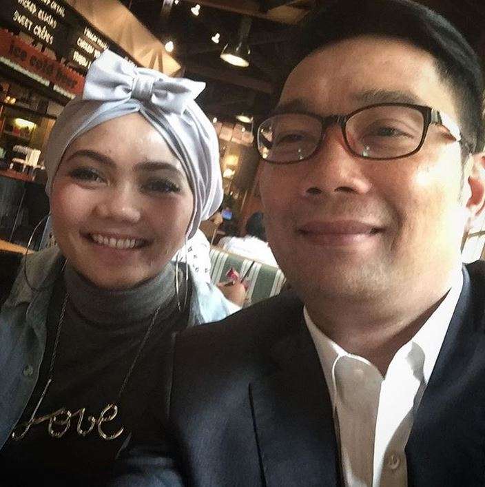 Seru! Potret Ridwan Kamil Bareng Artis