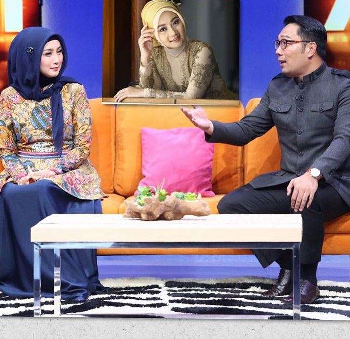 Seru! Potret Ridwan Kamil Bareng Artis