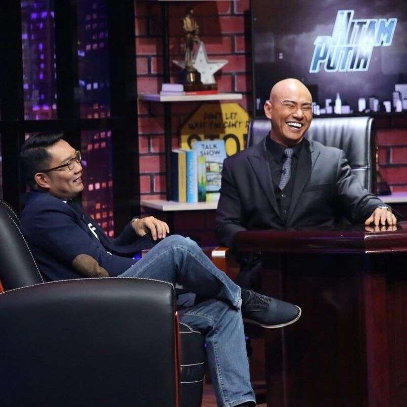 Seru! Potret Ridwan Kamil Bareng Artis