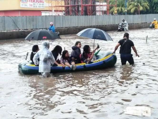 Hujan Deras, Jakarta Dikepung Banjir