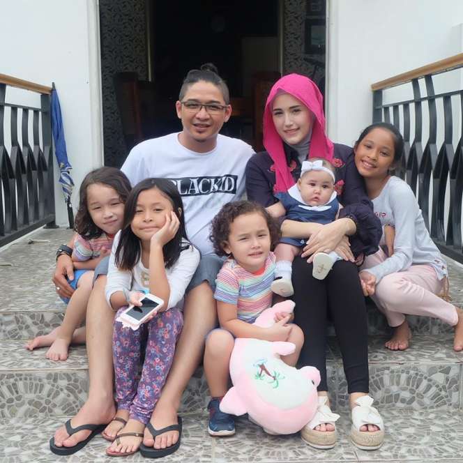 Punya 7 Anak, Ini Potret Kehangatan Pasha Ungu dan Keluarga
