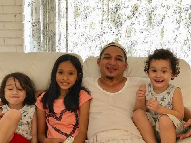 Punya 7 Anak, Ini Potret Kehangatan Pasha Ungu dan Keluarga