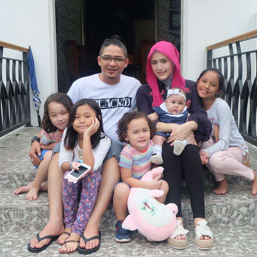 Punya 7 Anak, Ini Potret Kehangatan Pasha Ungu dan Keluarga