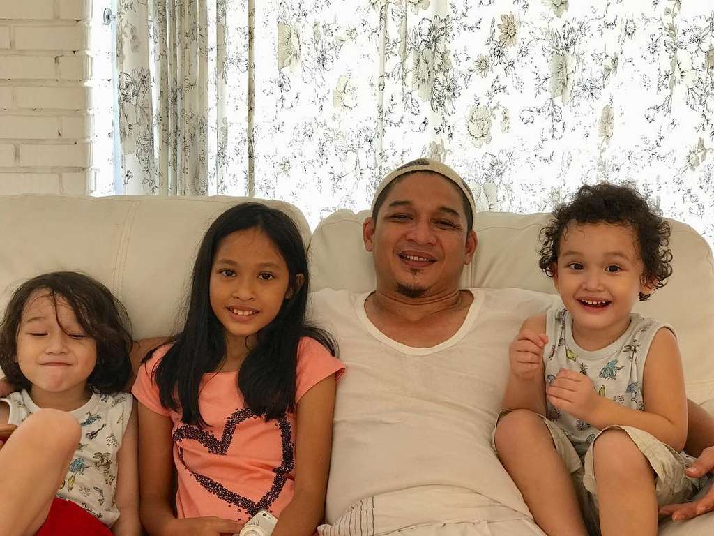 Punya 7 Anak, Ini Potret Kehangatan Pasha Ungu dan Keluarga