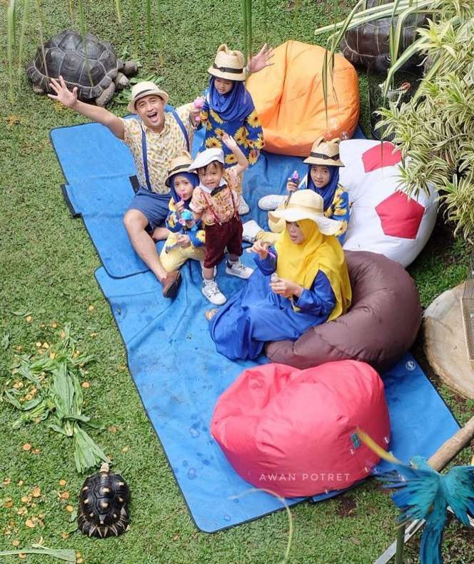 Jauh dari Gosip, Ini Potret Harmonis Keluarga Irfan Hakim