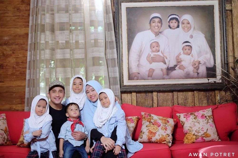 Jauh dari Gosip, Ini Potret Harmonis Keluarga Irfan Hakim
