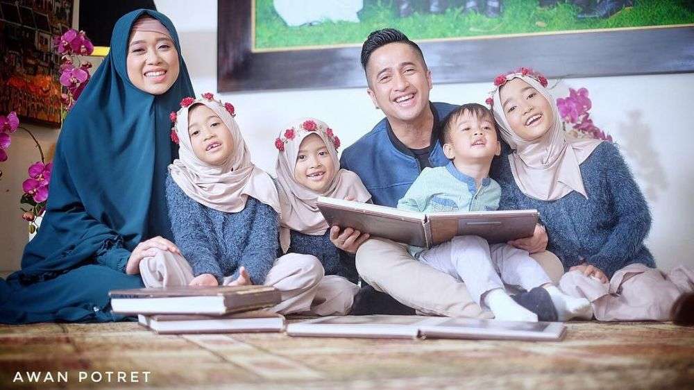 Jauh dari Gosip, Ini Potret Harmonis Keluarga Irfan Hakim